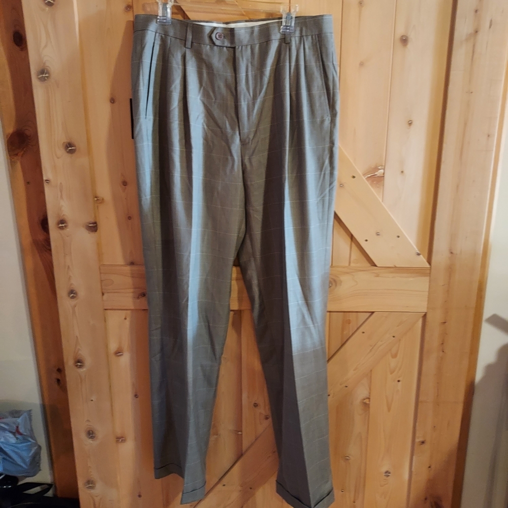 VINCI Italiana Collezione Men's Gray W/ white Pin Striped Squares, Pleated Pants